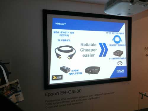 Epson EB-G6800 wyświelta prezentację o HDBaseT